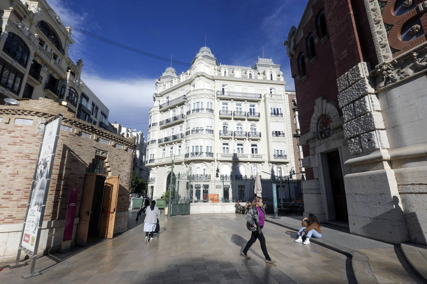 En el chaflán de Jorge Juan con Martínez Ferrando, se levantó en 1920 uno de los más hermosos edificios del Ensanche, por encargo de Bernardo Gómez al arquitecto Vicente Rodríguez. Los balcones y miradores, las cúpulas y mansardas afrancesadas hacen de esta casa un conjunto de gran elegancia.