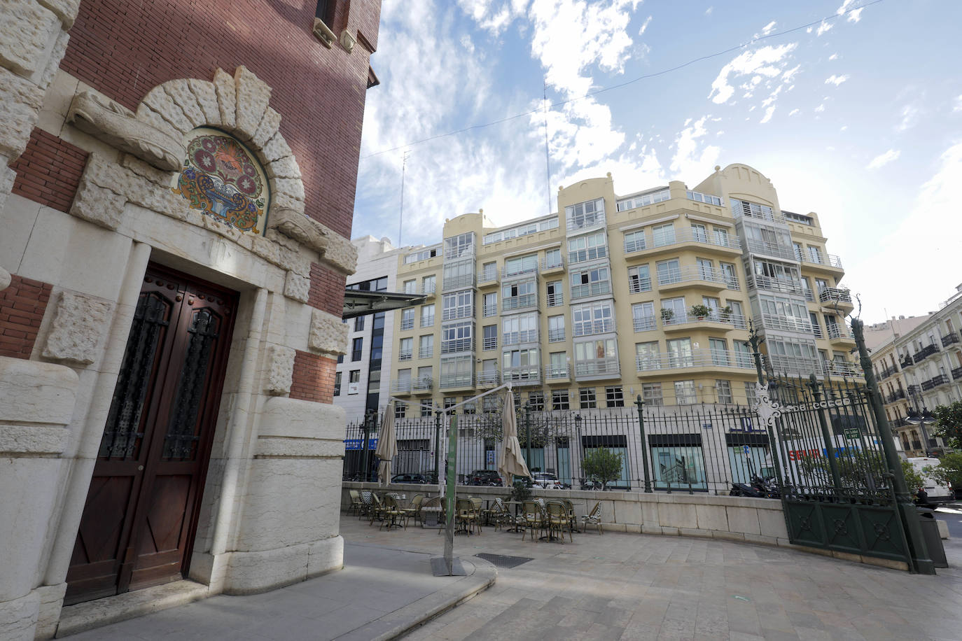 En los bajos del edificio de Cirilo Amorós la galería Jorge Juan fue muchos años un centro comercial innovador, cuyas instalaciones se vendieron al yerno de Roig. Abrirá Porcelanosa y la clínica Quirón.