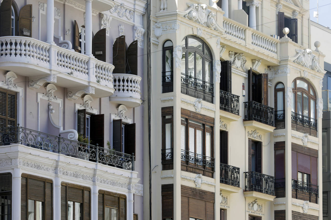 Mirar hacia arriba es contemplar miradores y balcones ornamentados y detalles en las fachadas que hablan de una influencia modernista.