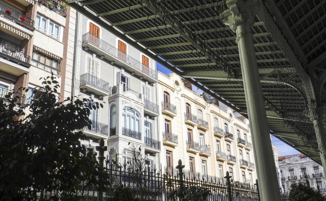 En la calle Martínez Ferrando hay una mayoría de viviendas, ocupadas por familias que viven en el barrio de siempre. La distribución interior tiene una misma planimetría, rectangulares y con un salón que da al patio de luces.