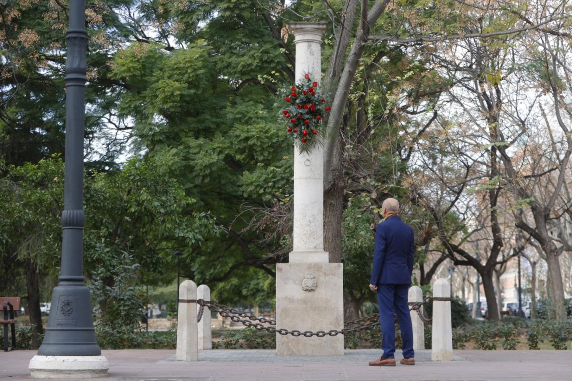 José Vicente Martos contempla el monolito en recuerdo a Broseta, en el punto del atentado. 