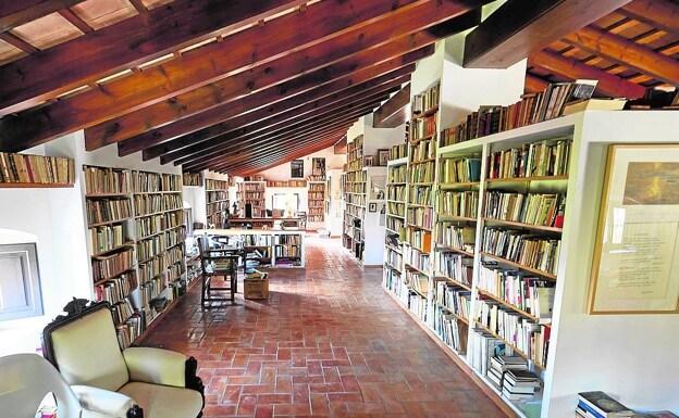 Biblioteca del poeta de Oliva en la segunda planta de Elca. 
