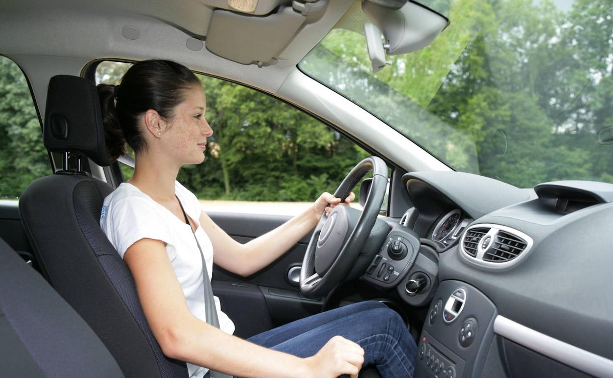 Una conductora al volante. 