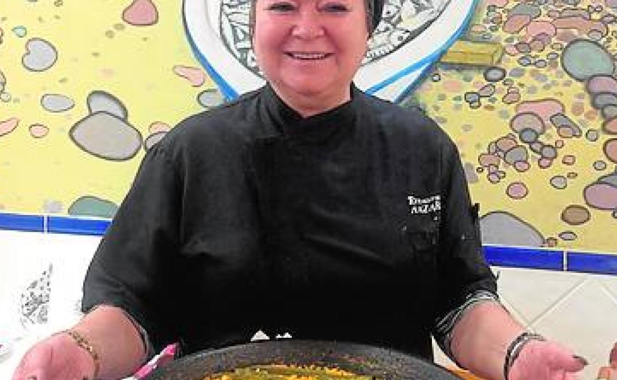 Isabel Ribelles y su paella. 