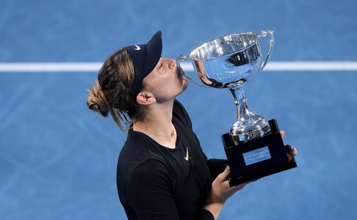 Paula Badosa, con el trofeo.