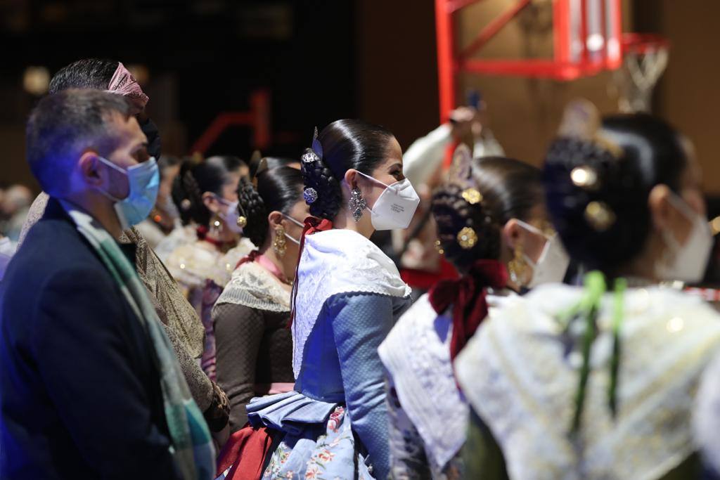 Las comisiones falleras de Valencia se han puesto este viernes a prueba con el primer gran acto que les ha reunido en la sala La Plazeta para celebrar la gala de la Cultura en la que se entregan los premios a las fallas participantes en el concurso amateur de teatro único en todo el mundo.