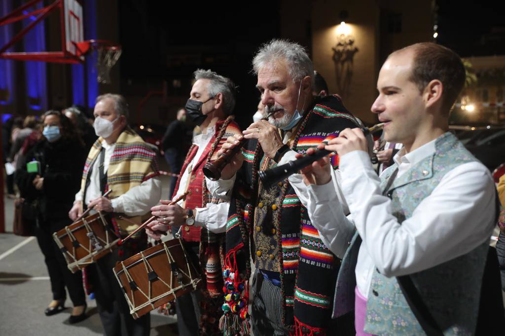 Las comisiones falleras de Valencia se han puesto este viernes a prueba con el primer gran acto que les ha reunido en la sala La Plazeta para celebrar la gala de la Cultura en la que se entregan los premios a las fallas participantes en el concurso amateur de teatro único en todo el mundo.