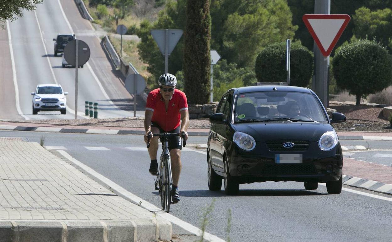 Un coche adelanta a un ciclista, en una imagen de archivo. 