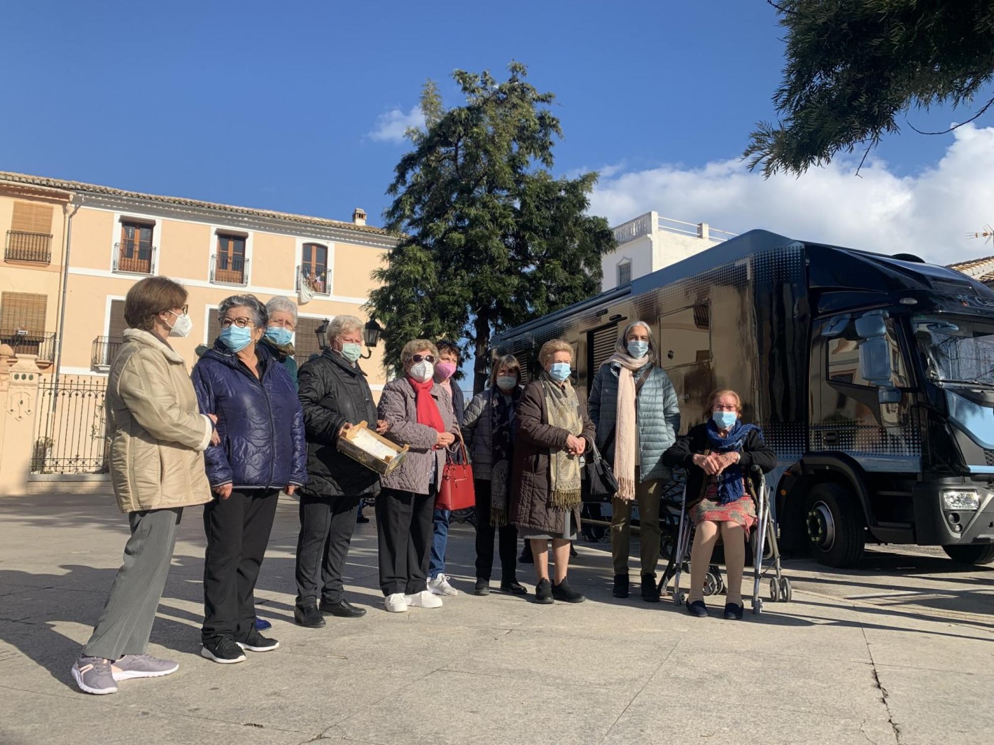 Unidad móvil. Un grupo de vecinas de Potries espera que el autobús bancario abra sus puertas en la plaza. 