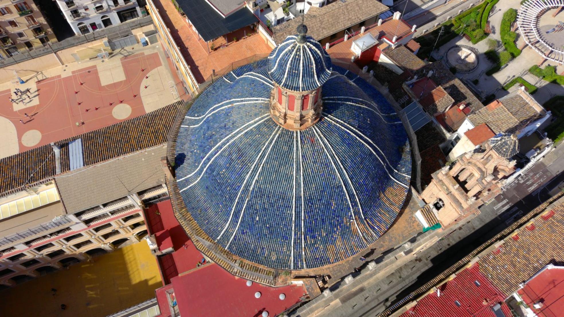 Vista aérea. Cúpula de la iglesia de Escolapios situada en la calle Carniceros, cerca del Mercado Central.