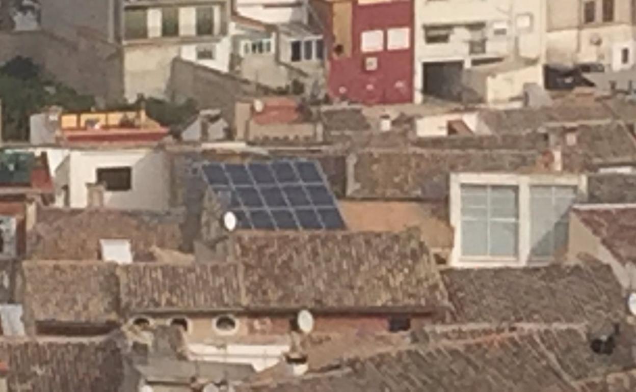 Críticas por permitir la instalación de placas solares en los tejados del casco histórico de Xàtiva