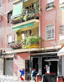 Imagen secundaria 2 - Los vecinos aseguran que lo único que sobrevive abierto en el barrio son los bares.