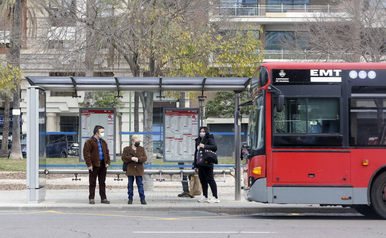 EMT en Valencia | Ómicron también corta el aumento de pasajeros de la EMT en Valencia