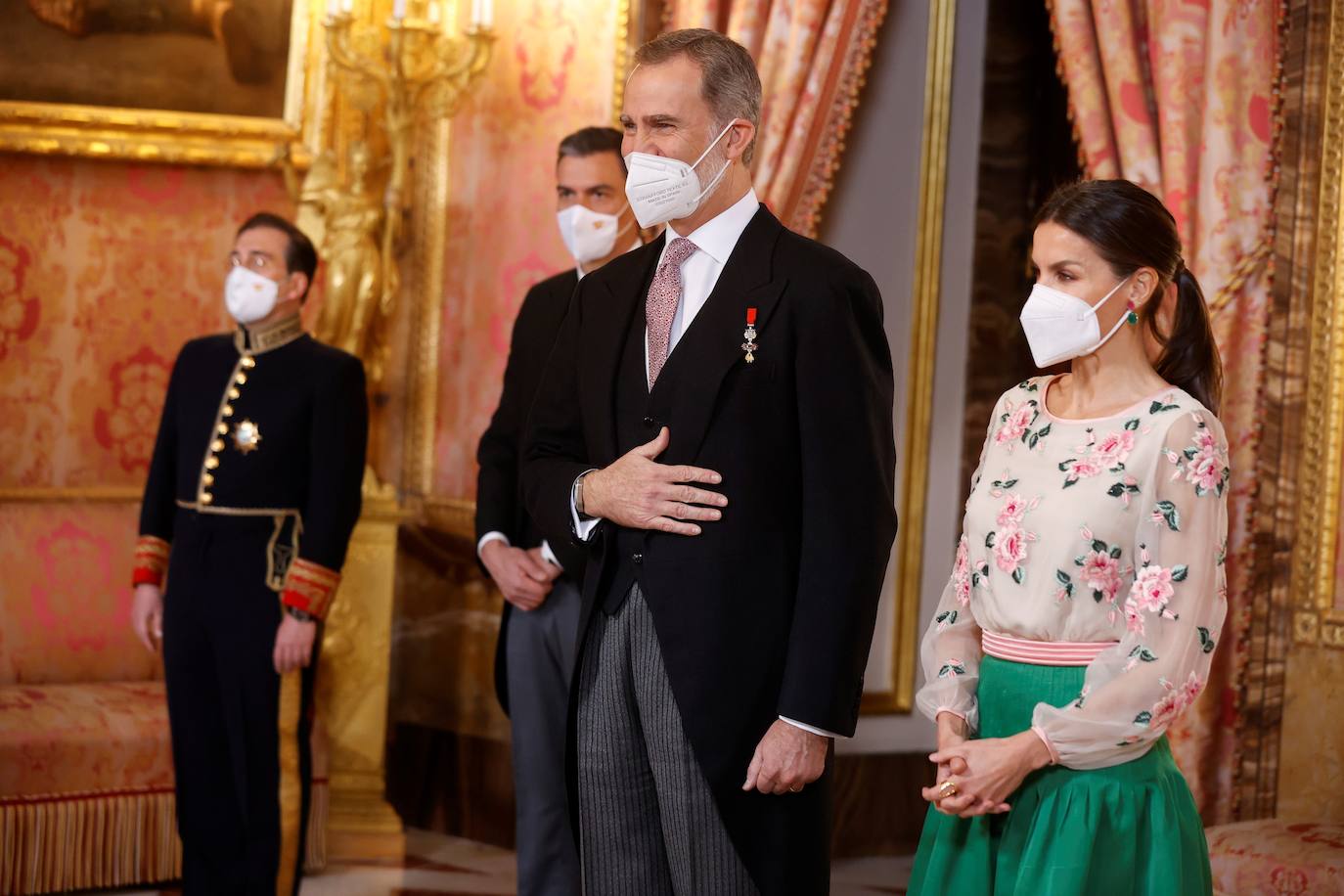 Fotos: Look de Letizia que rescata un espectacular look floral de gala de doña Sofía