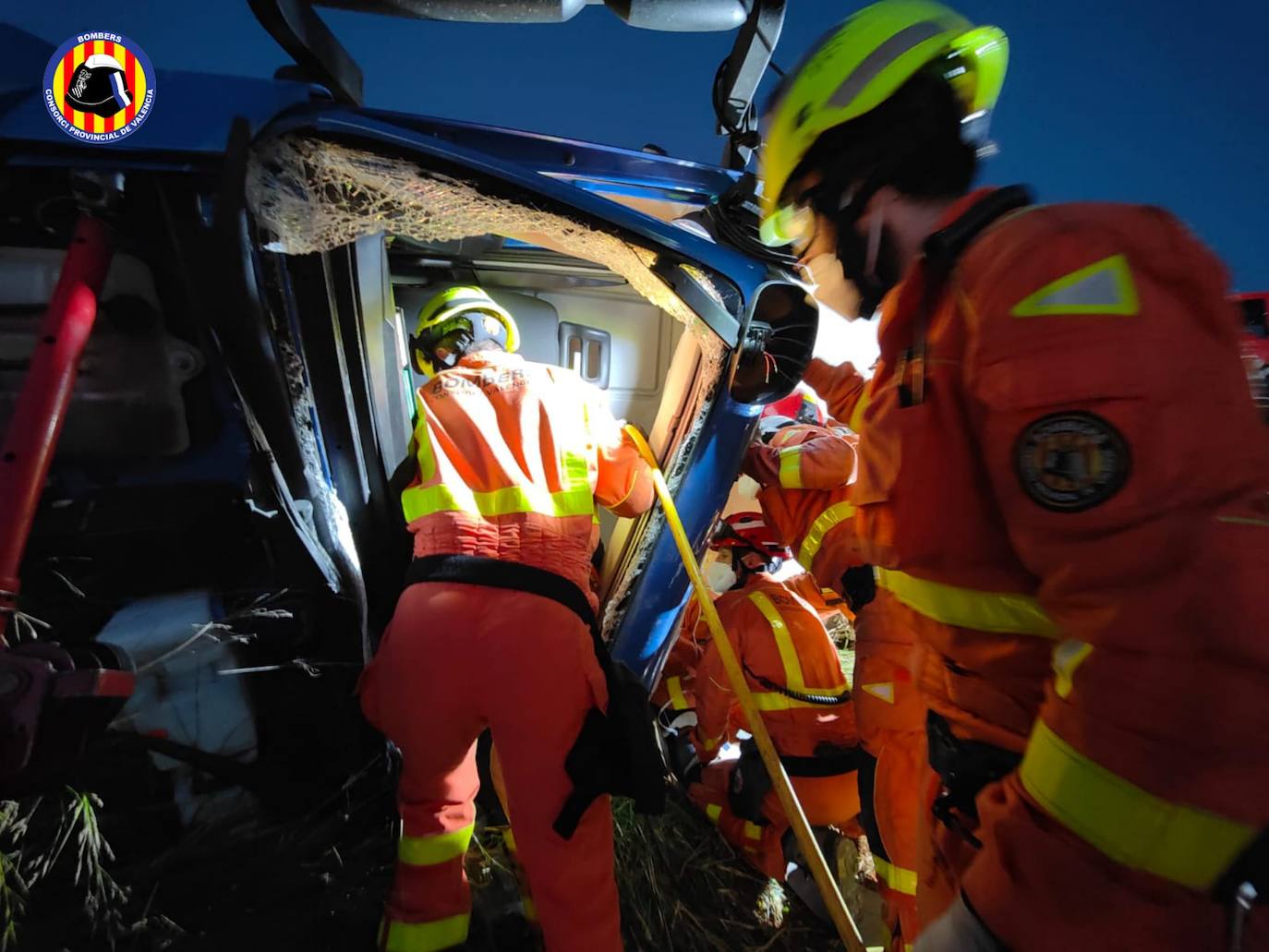 Fotos: Un camión con material sanitario cae por un terraplén en la AP-7