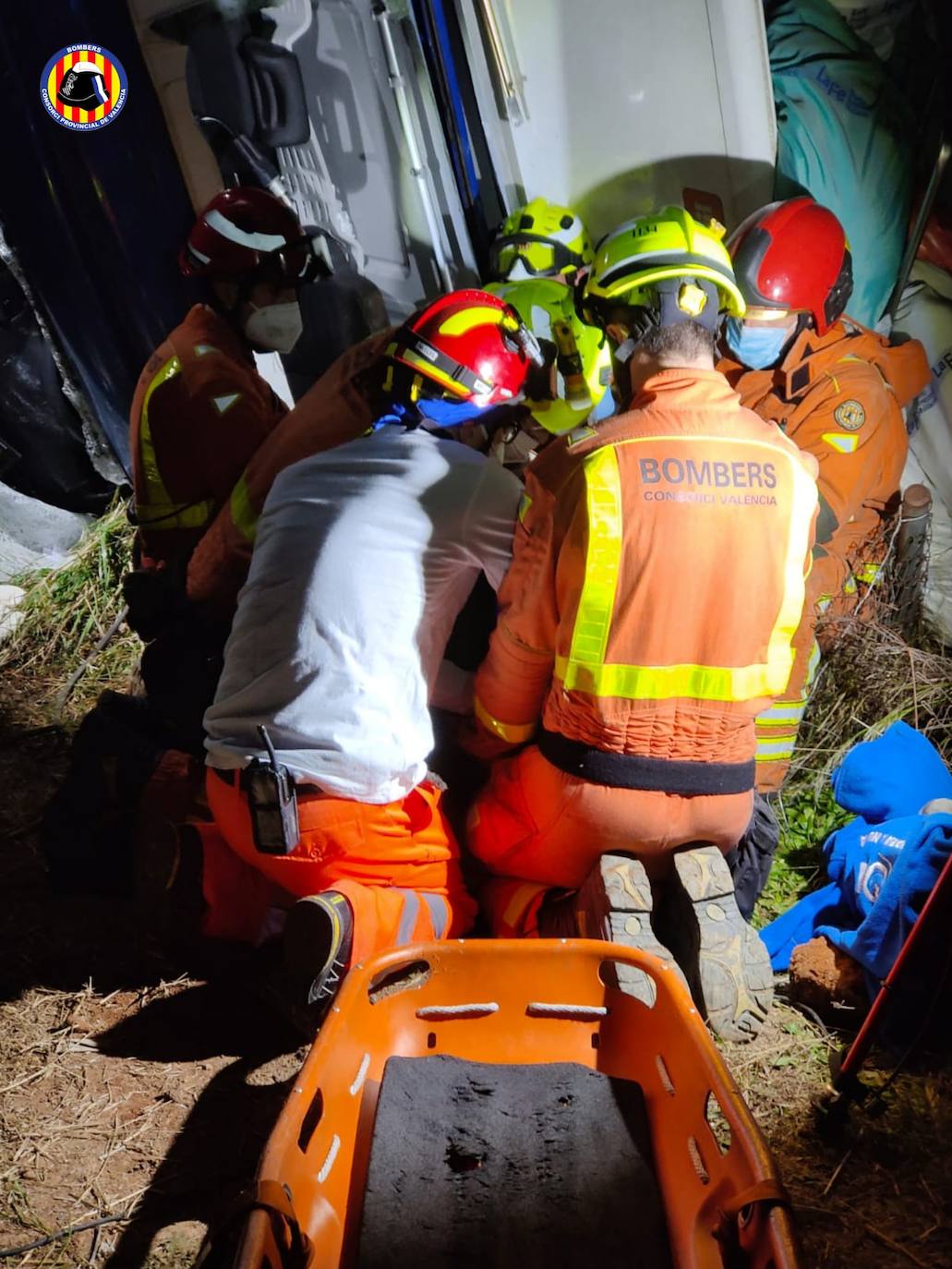 Fotos: Un camión con material sanitario cae por un terraplén en la AP-7