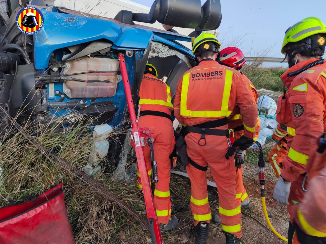 Fotos: Un camión con material sanitario cae por un terraplén en la AP-7
