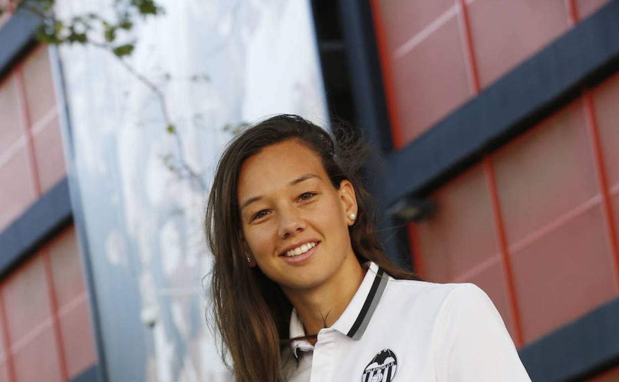 Tiane Endler, a las puertas de Mestalla antes de la disputa del derbi de la ciudad. 