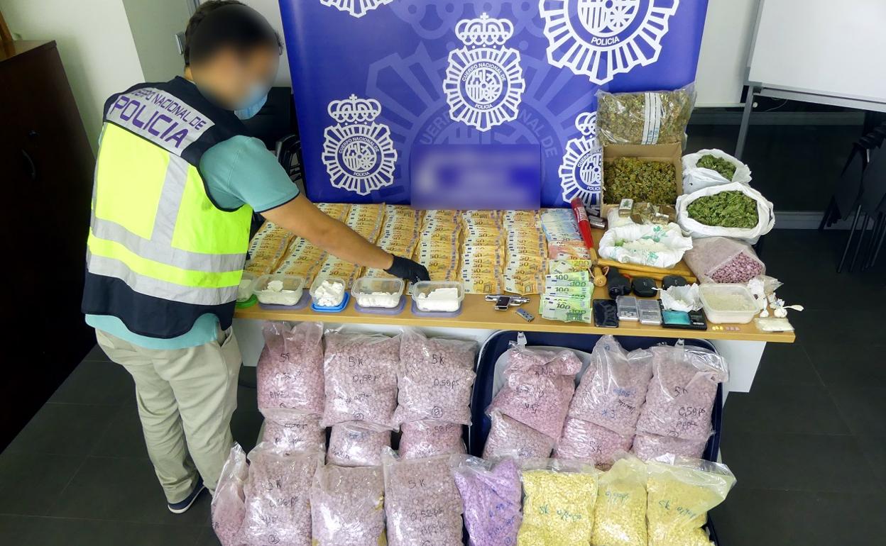 Los agentes han incautado diferentes sustancias estupefacientes, así como dinero y armas. 