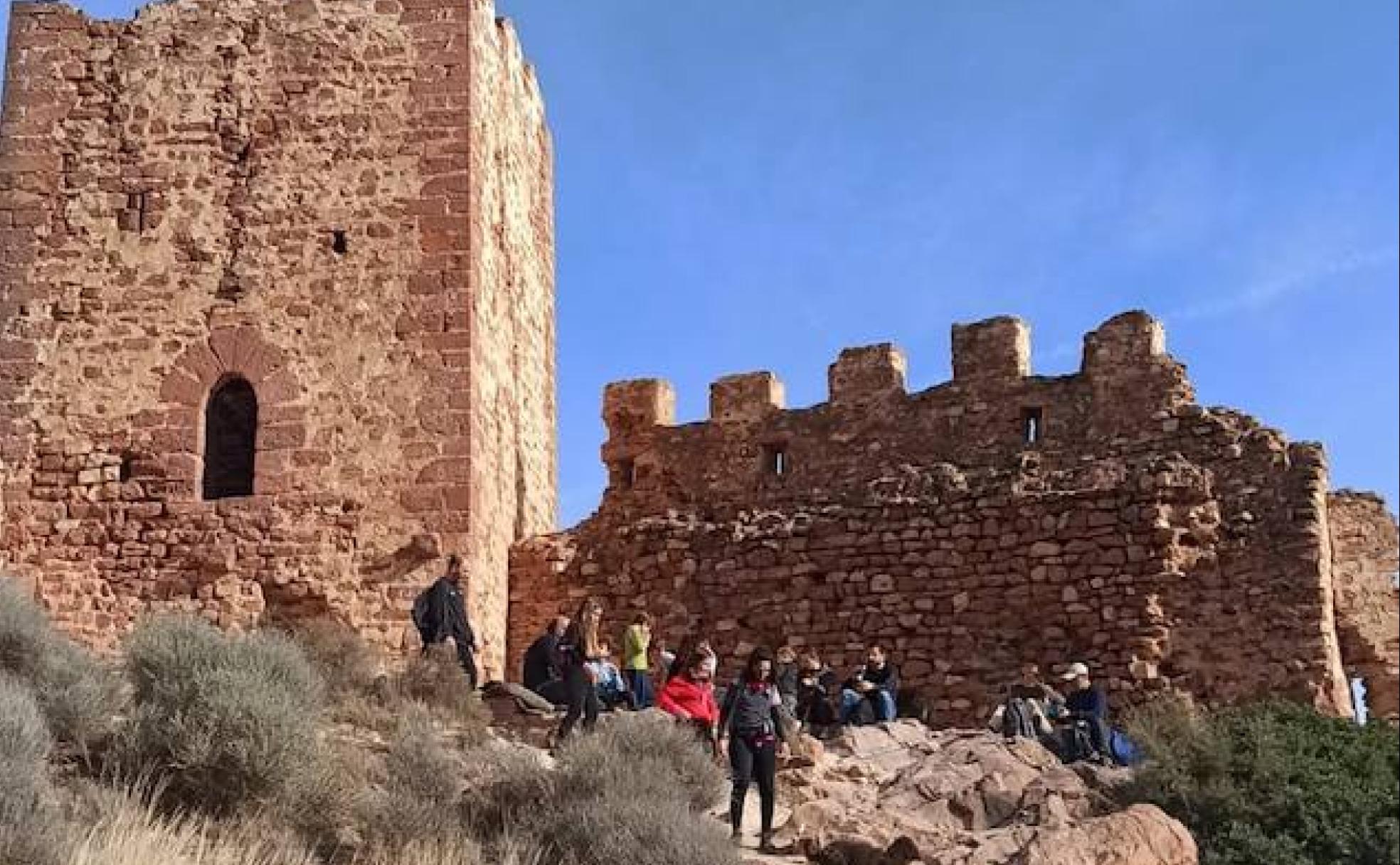 Visitantes al Castillo de Serra disfrutan de las espectaculares vistas. 