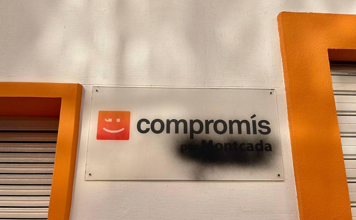 La pintada en la sede del grupo político. 