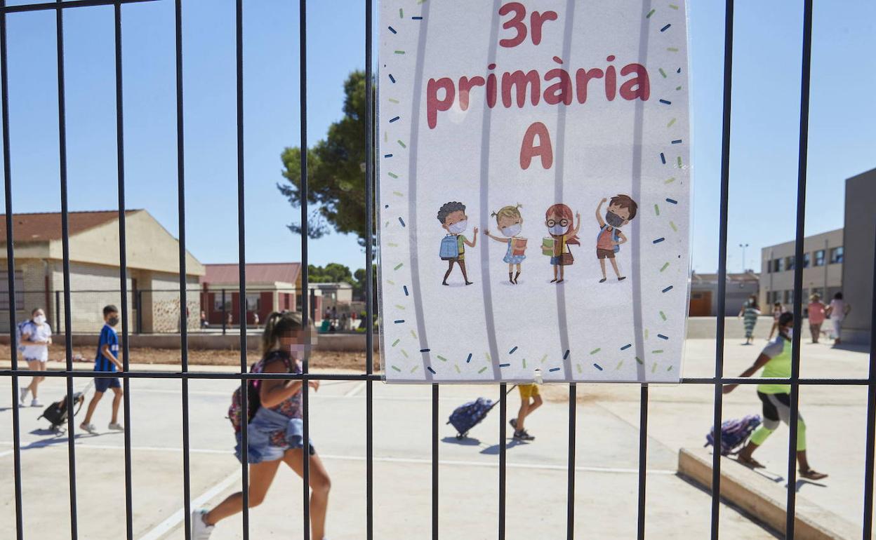 Alumnos saliendo de un colegio valenciano. 