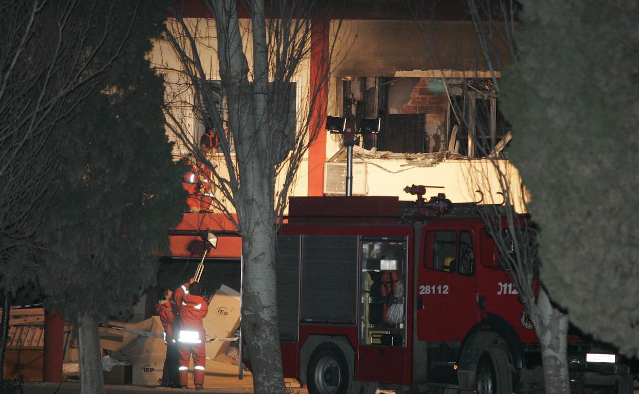 Un camión de bomberos, en la residencia de San Lorenzo de Brindis de Massamagrell la noche del incendio. 