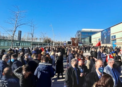 Imagen secundaria 1 - Fitur: Colas y aglomeraciones en los accesos | El protocolo sanitario provoca colas kilométricas y grandes aglomeraciones en los accesos a Fitur