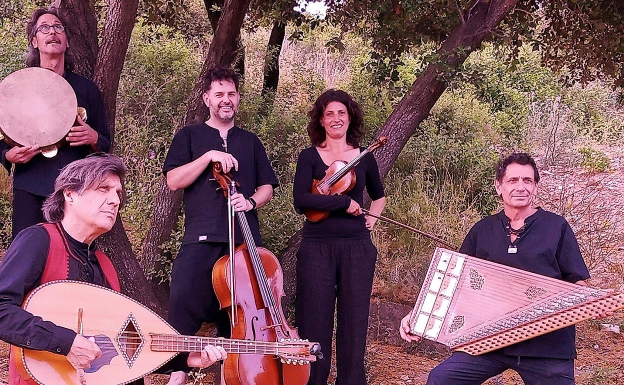 Integrantes de Burruezo quintet, que actúan en el Raval. 