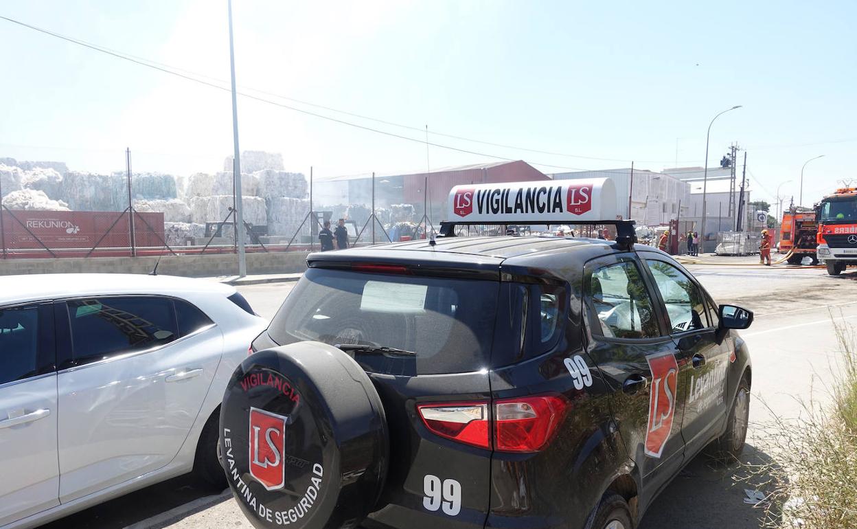 Un vehículo de seguridad durante una asistencia a las labores de extinción de un incendio. 