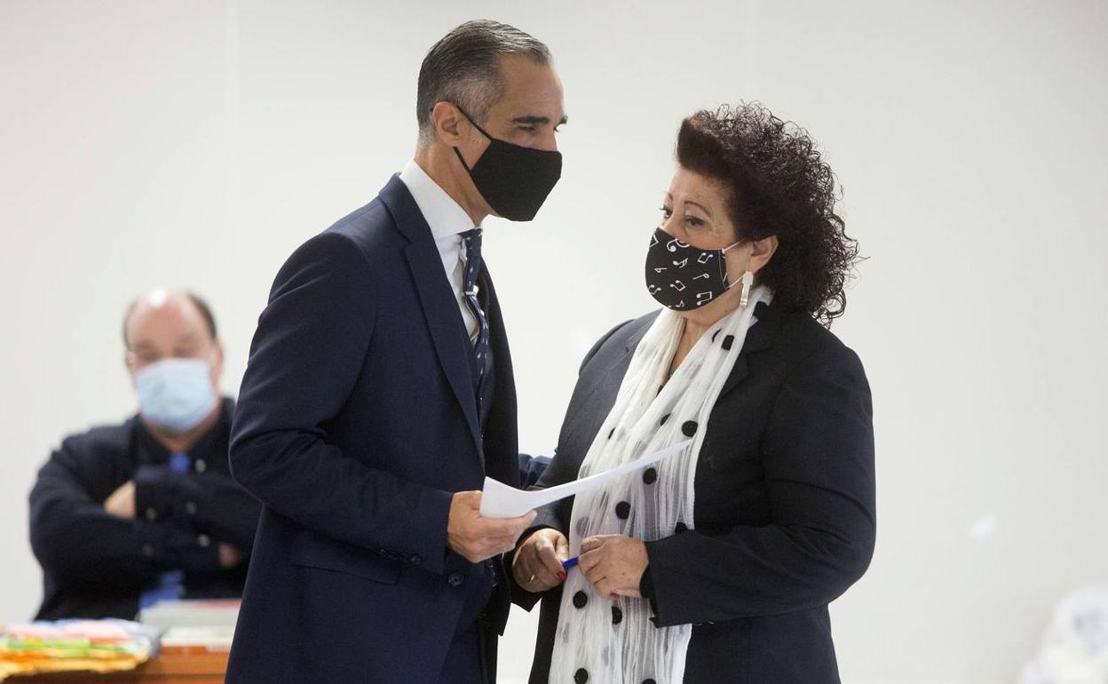 Consuelo Císcar, junto a su abogado en el juicio. 