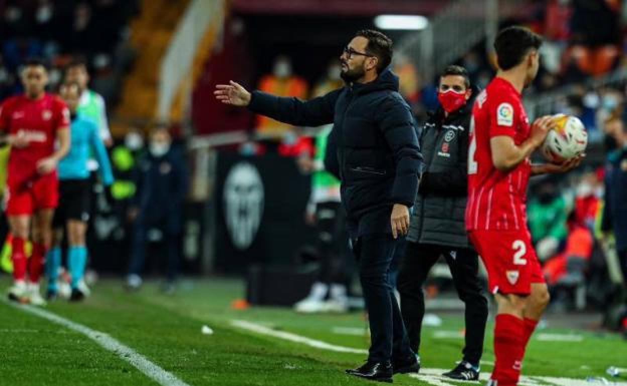 Bordalás dirigiendo en el Valencia-Sevilla