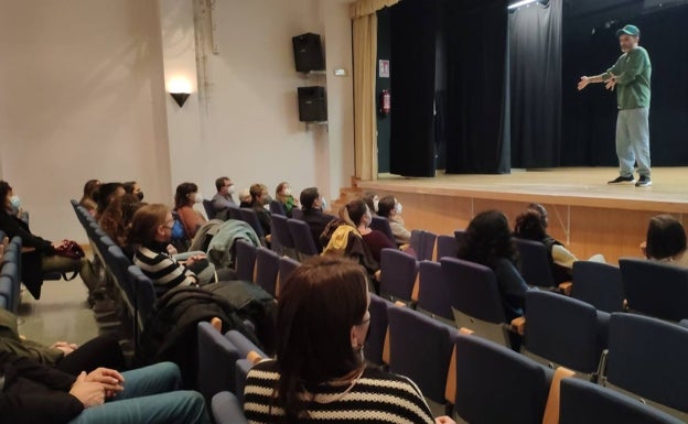 Juan Llorca, en la charla con padres de la escuela infantil El Pati de El Puig.