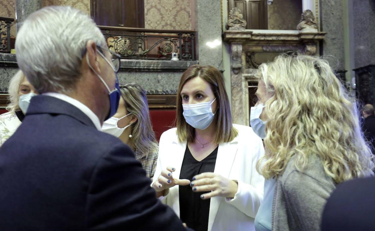 Catalá, en el hemiciclo rodeada de concejales del PP. 