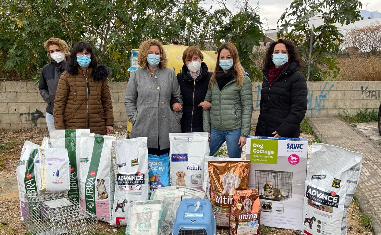 Entrega de alimentos para animales. 