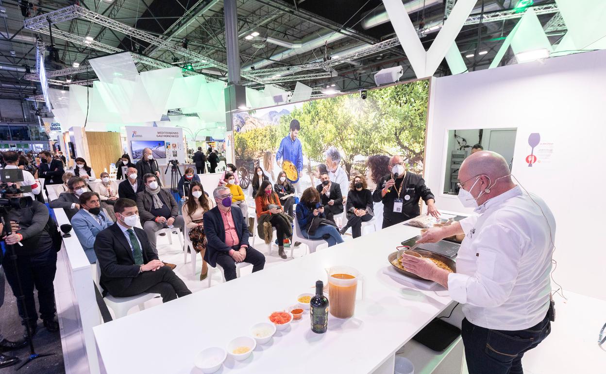 Preparación de la Fideuà de Gandia en Fitur. 