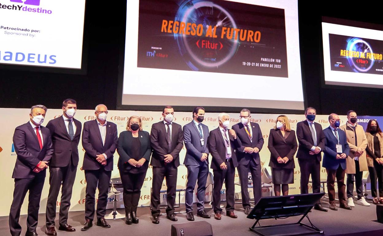 Alcaldes y representantes de los municipios asistentes a la reunión liderada por Benidorm