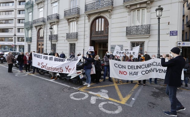 Concentración de los vecinos de Orriols, frente a la Delegación del Gobierno. 