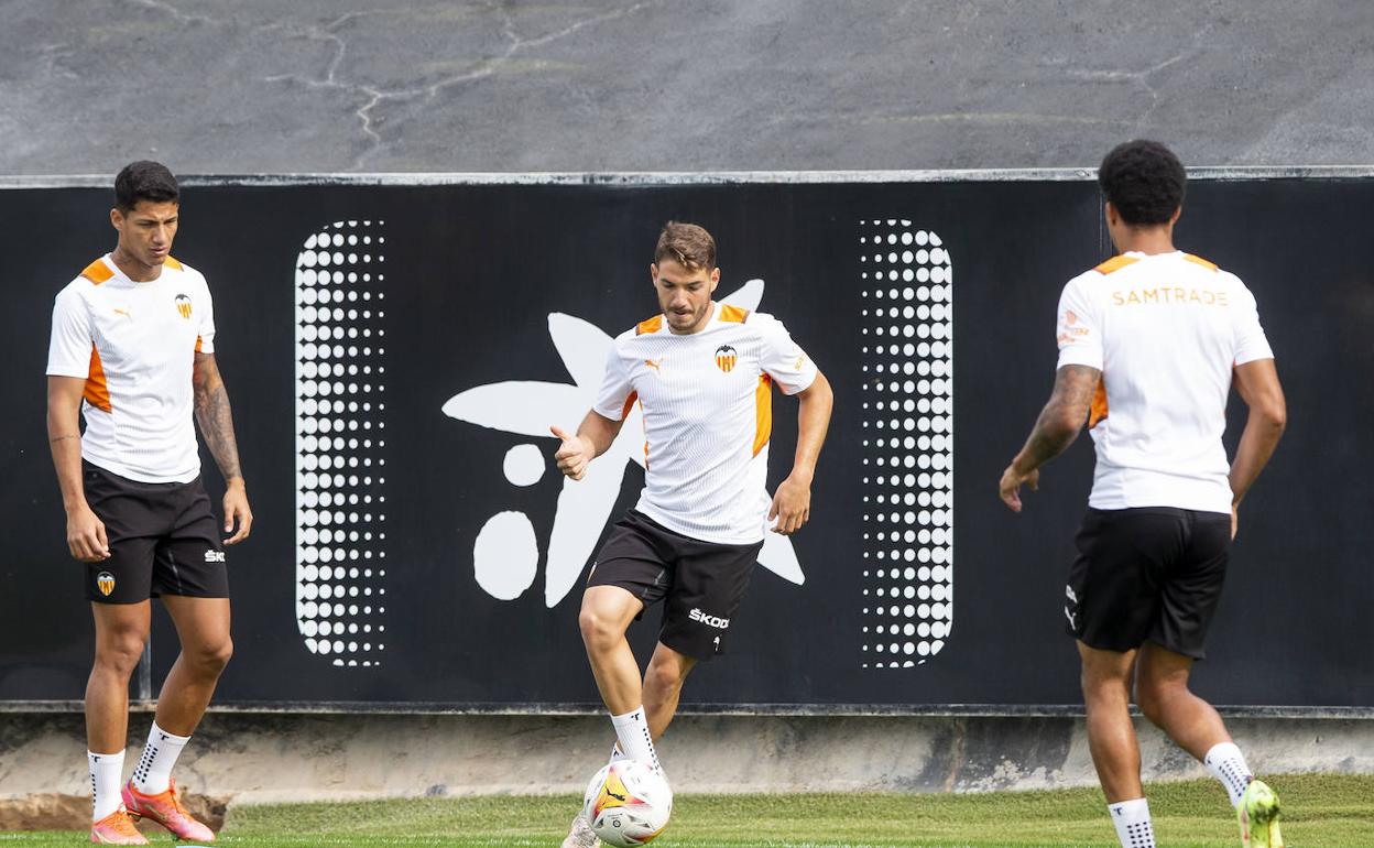 Manu Vallejo, en un entrenamiento con el Valencia.