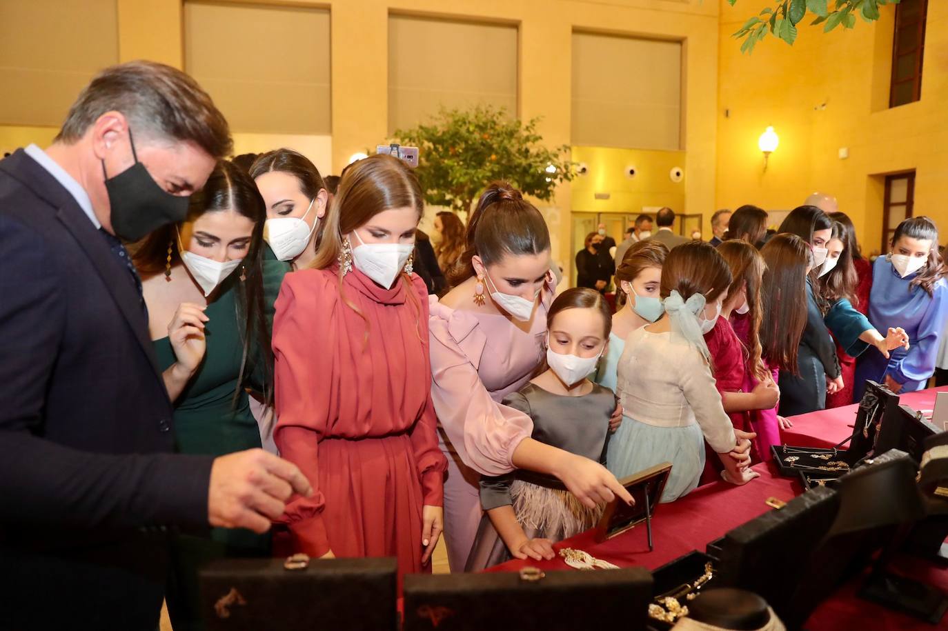 Fotos Fallas 2022: Presentación de la indumentaria oficial de las falleras mayores de Valencia y cortes