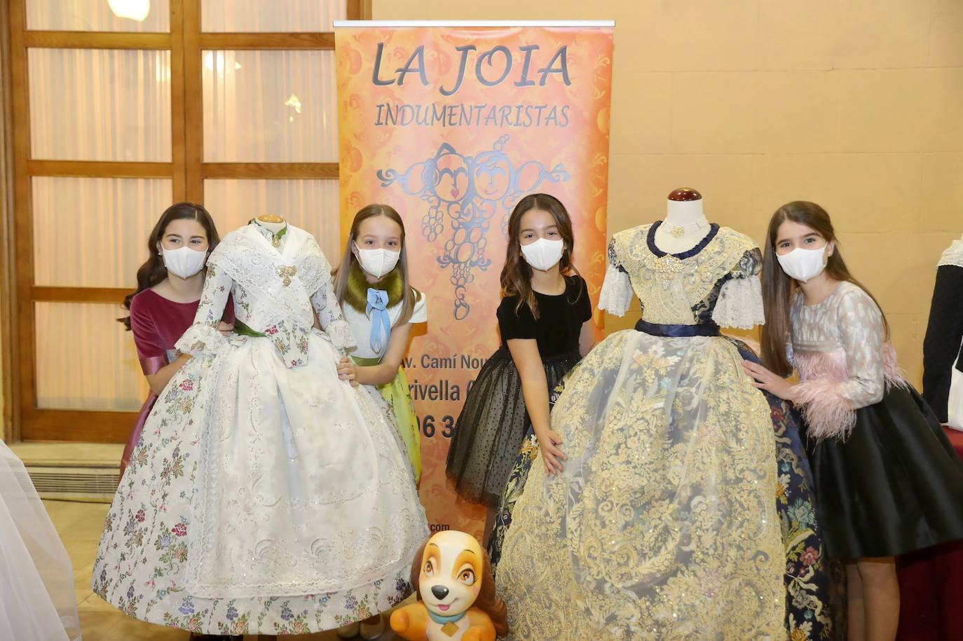 Fotos Fallas 2022: Presentación de la indumentaria oficial de las falleras mayores de Valencia y cortes