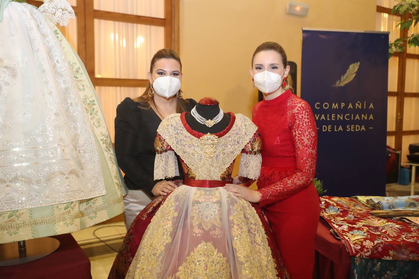 Fotos Fallas 2022: Presentación de la indumentaria oficial de las falleras mayores de Valencia y cortes