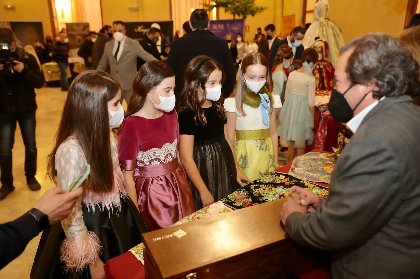 Fotos Fallas 2022: Presentación de la indumentaria oficial de las falleras mayores de Valencia y cortes