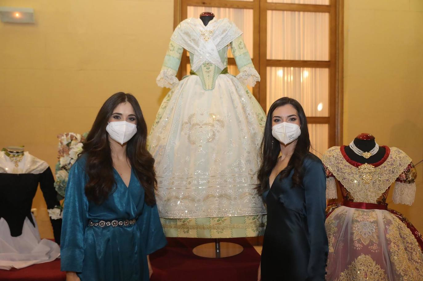 Fotos Fallas 2022: Presentación de la indumentaria oficial de las falleras mayores de Valencia y cortes