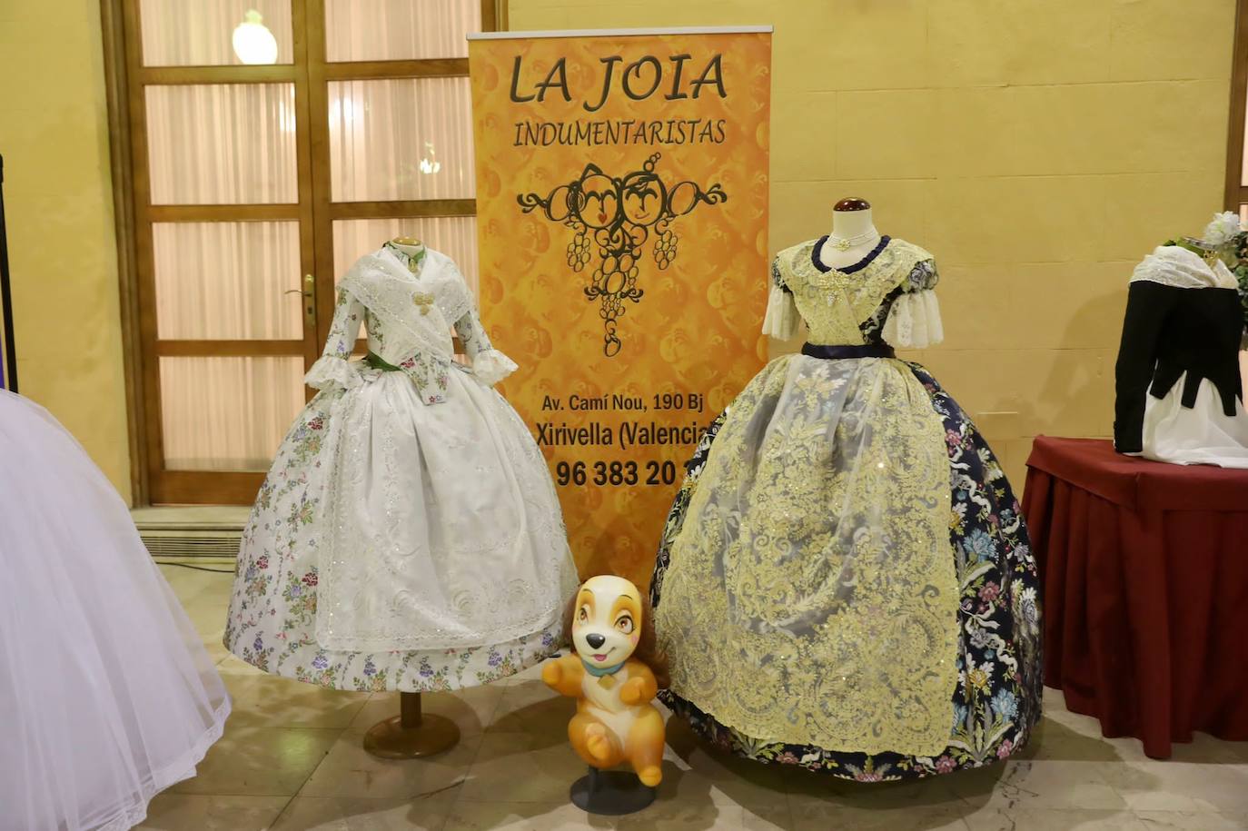 Fotos Fallas 2022: Presentación de la indumentaria oficial de las falleras mayores de Valencia y cortes