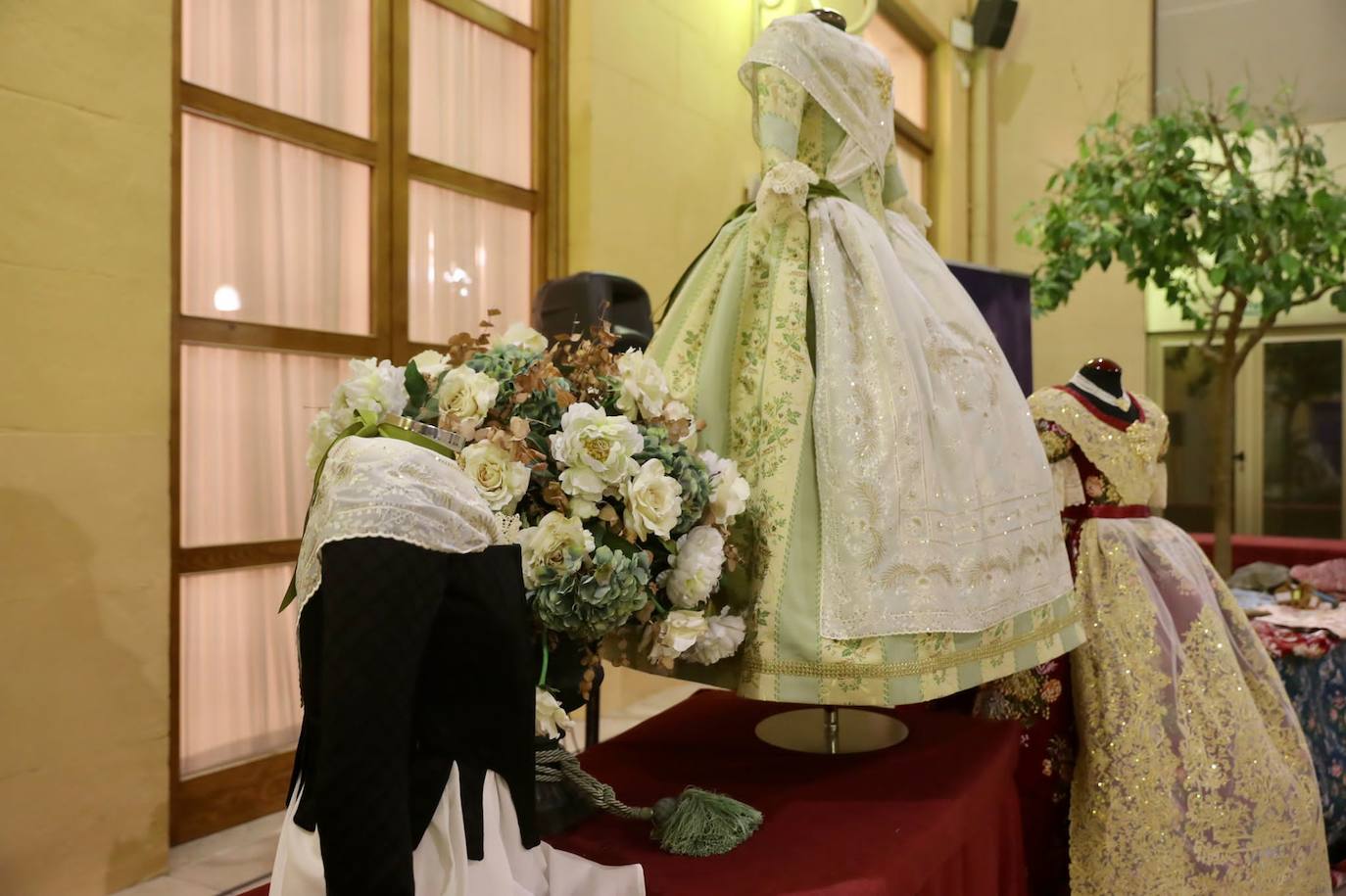 Fotos Fallas 2022: Presentación de la indumentaria oficial de las falleras mayores de Valencia y cortes