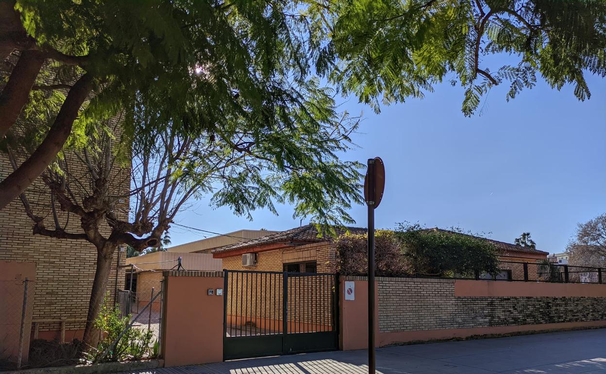 Entrada del colegio Lluís Vives. 