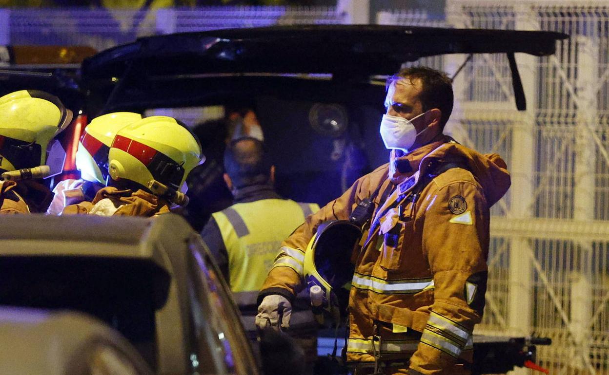 Uno de los bomberos participantes en las labores de extinción del incendio en la residencia. 