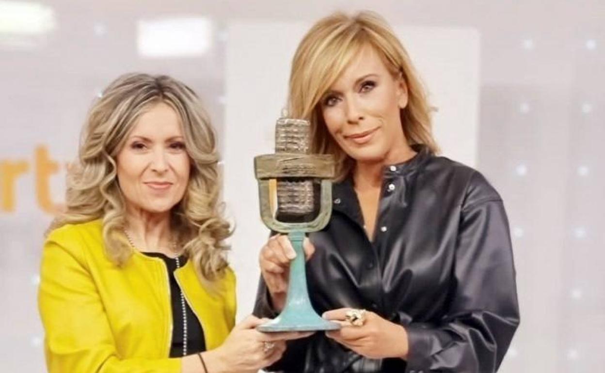 La jefa de la Delegación Española de Eurovisión Eva Mora y la directora de Comunicación y Participación de RTVE María Eizaguirre, posan con el trofeo del Benidorm Fest. 