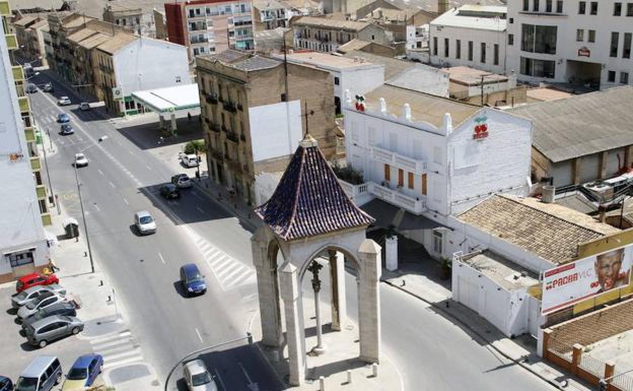 Monumento de la Cruz Cubierta y antiguas edificaciones de la calle San Vicente.